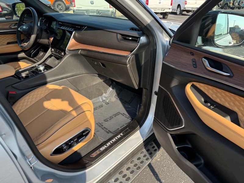 Jeep Grand Cherokee L Vehicle Full-screen Gallery Image 17