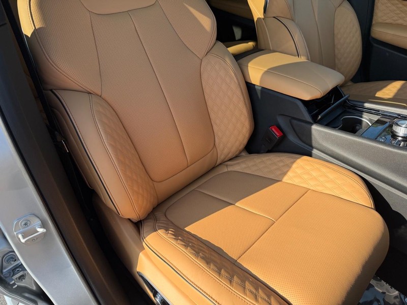 Jeep Grand Cherokee L Vehicle Full-screen Gallery Image 18