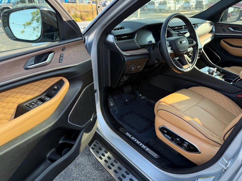 Jeep Grand Cherokee L Vehicle Full-screen Gallery Image 19