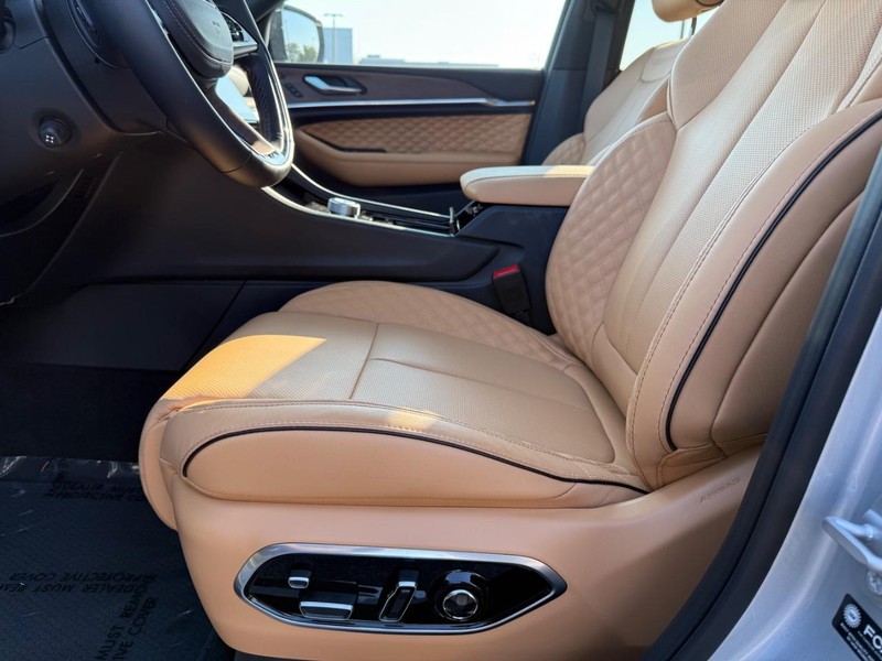 Jeep Grand Cherokee L Vehicle Full-screen Gallery Image 20