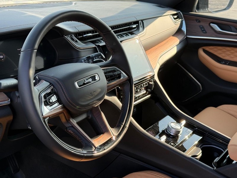 Jeep Grand Cherokee L Vehicle Full-screen Gallery Image 21