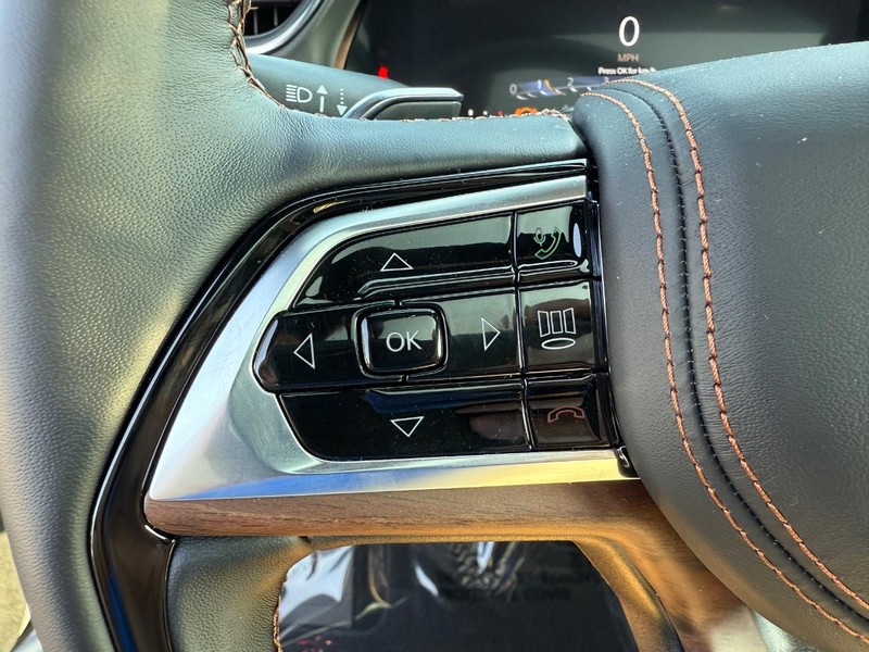 Jeep Grand Cherokee L Vehicle Full-screen Gallery Image 22