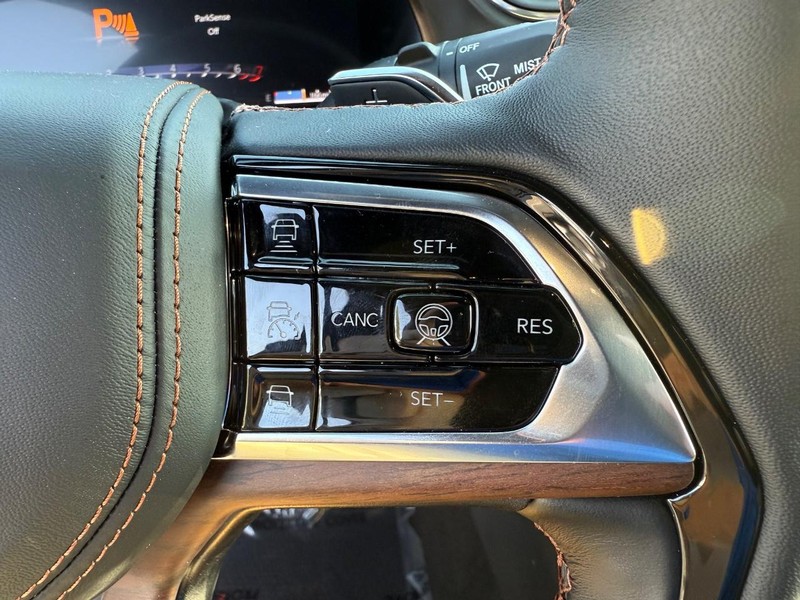 Jeep Grand Cherokee L Vehicle Full-screen Gallery Image 23