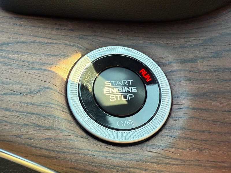 Jeep Grand Cherokee L Vehicle Full-screen Gallery Image 24