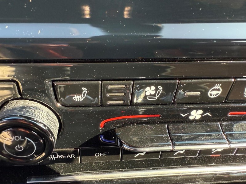 Jeep Grand Cherokee L Vehicle Full-screen Gallery Image 25