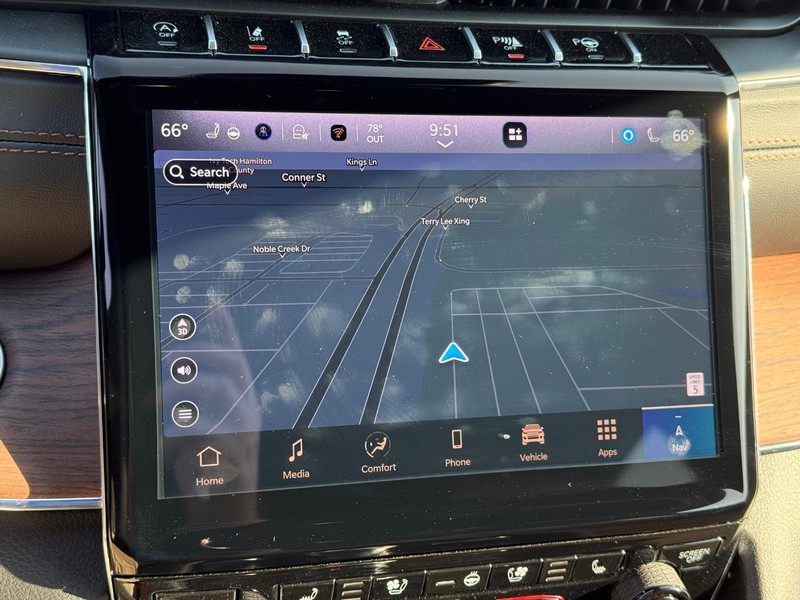 Jeep Grand Cherokee L Vehicle Full-screen Gallery Image 26