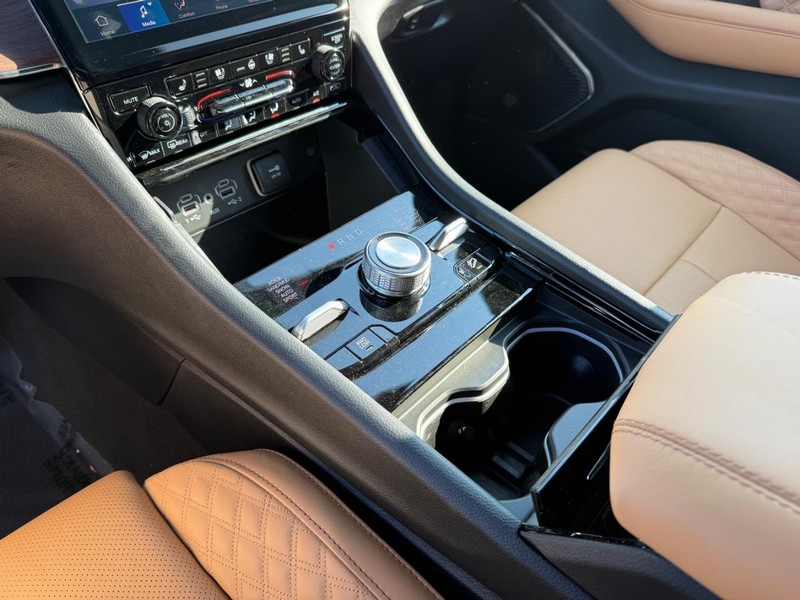 Jeep Grand Cherokee L Vehicle Full-screen Gallery Image 29