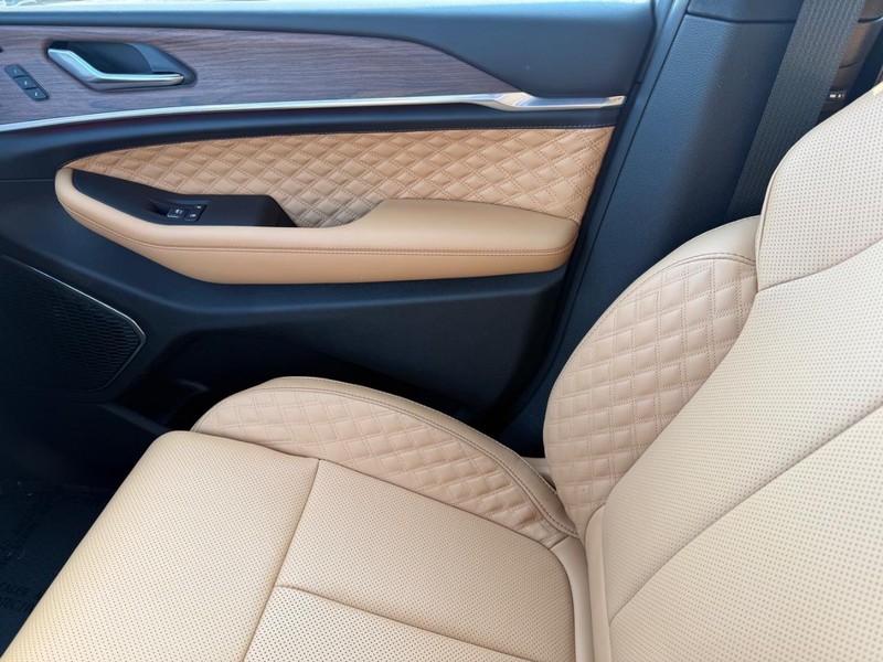 Jeep Grand Cherokee L Vehicle Full-screen Gallery Image 30