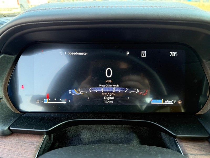 Jeep Grand Cherokee L Vehicle Full-screen Gallery Image 32