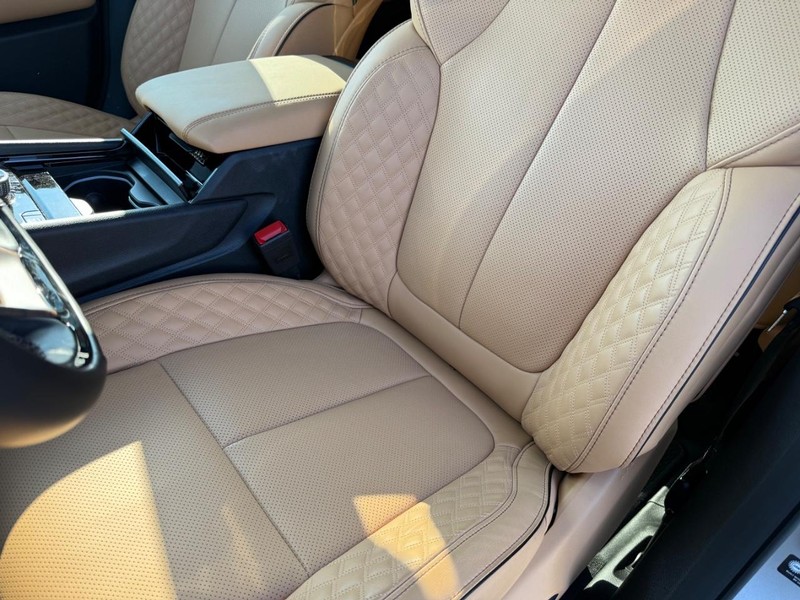 Jeep Grand Cherokee L Vehicle Full-screen Gallery Image 34