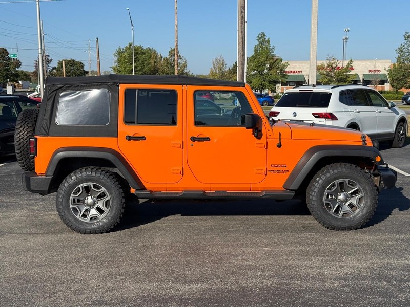Jeep Wrangler Unlimited Vehicle Full-screen Gallery Image 2