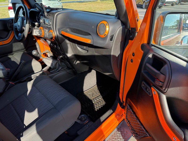 Jeep Wrangler Unlimited Vehicle Full-screen Gallery Image 14