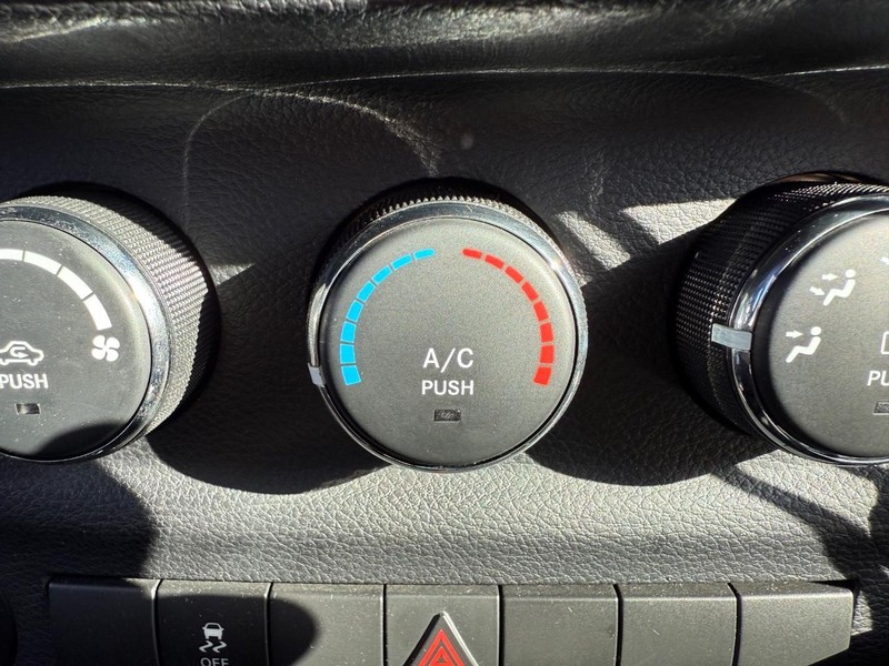 Jeep Wrangler Unlimited Vehicle Full-screen Gallery Image 24