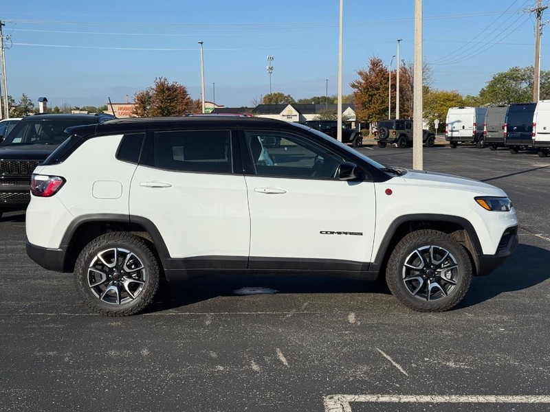 Jeep Compass Vehicle Full-screen Gallery Image 2