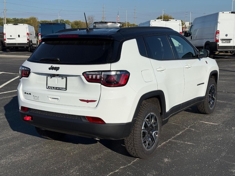 Jeep Compass Vehicle Full-screen Gallery Image 3