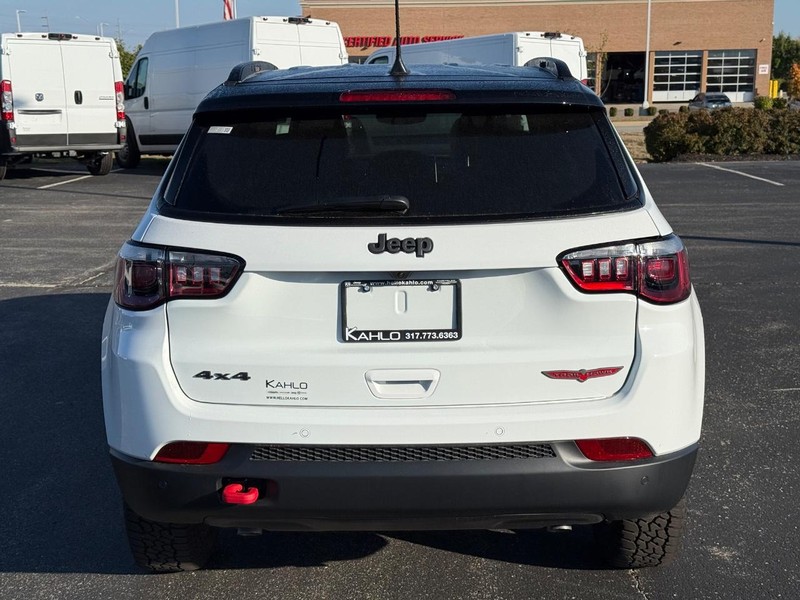 Jeep Compass Vehicle Full-screen Gallery Image 4