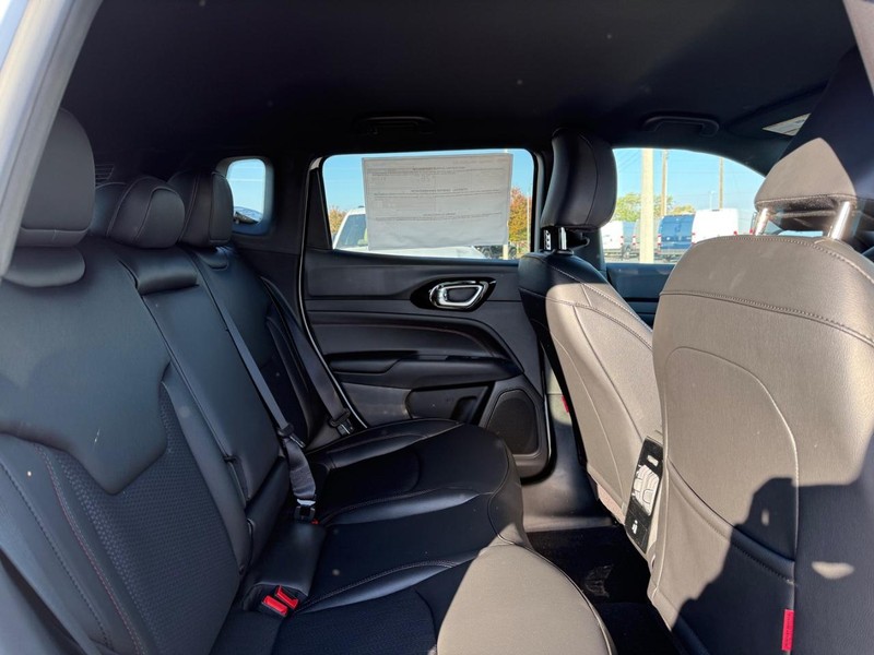 Jeep Compass Vehicle Full-screen Gallery Image 11