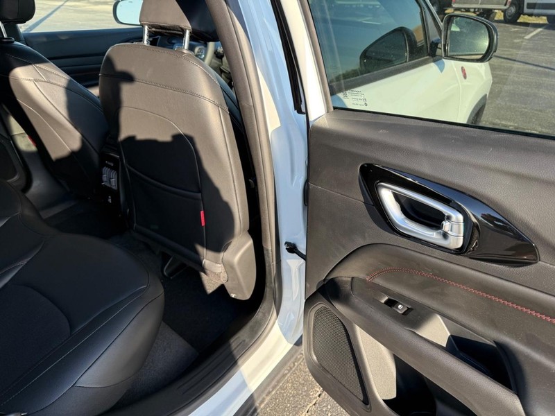 Jeep Compass Vehicle Full-screen Gallery Image 12