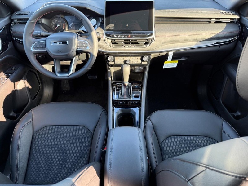 Jeep Compass Vehicle Full-screen Gallery Image 13