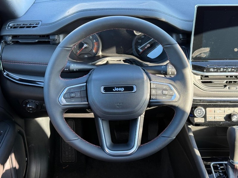 Jeep Compass Vehicle Full-screen Gallery Image 14