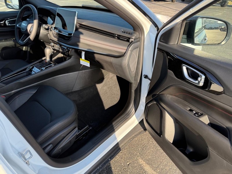 Jeep Compass Vehicle Full-screen Gallery Image 15