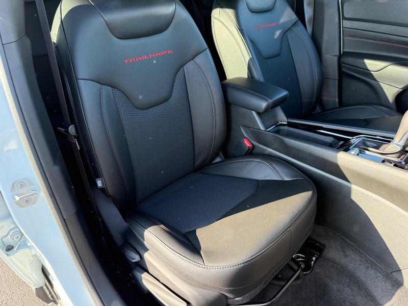 Jeep Compass Vehicle Full-screen Gallery Image 16