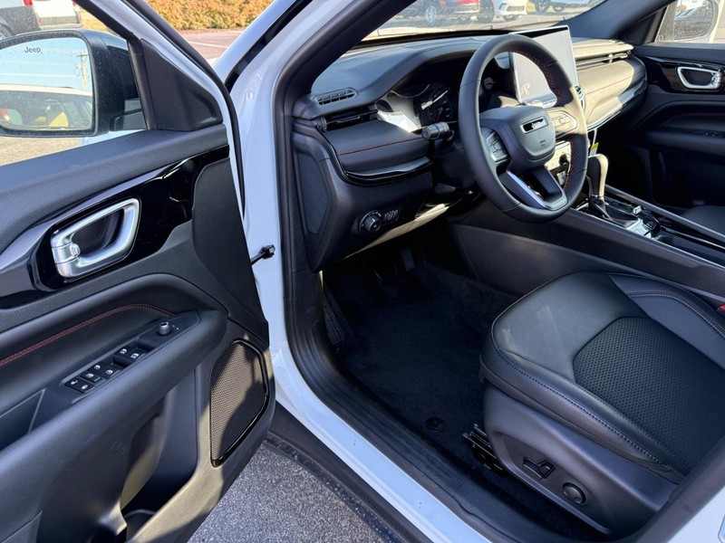 Jeep Compass Vehicle Full-screen Gallery Image 17