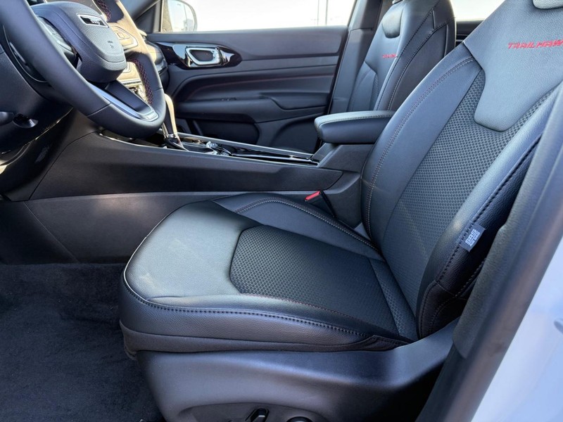 Jeep Compass Vehicle Full-screen Gallery Image 18