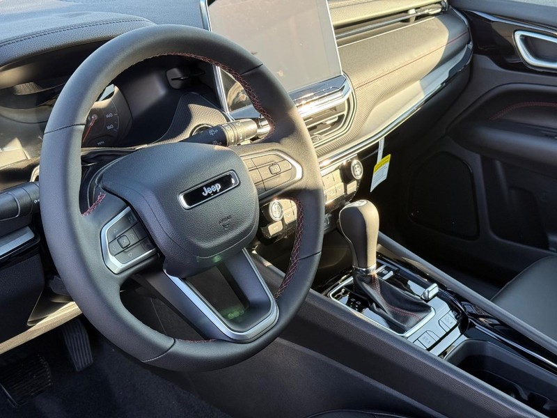 Jeep Compass Vehicle Full-screen Gallery Image 19