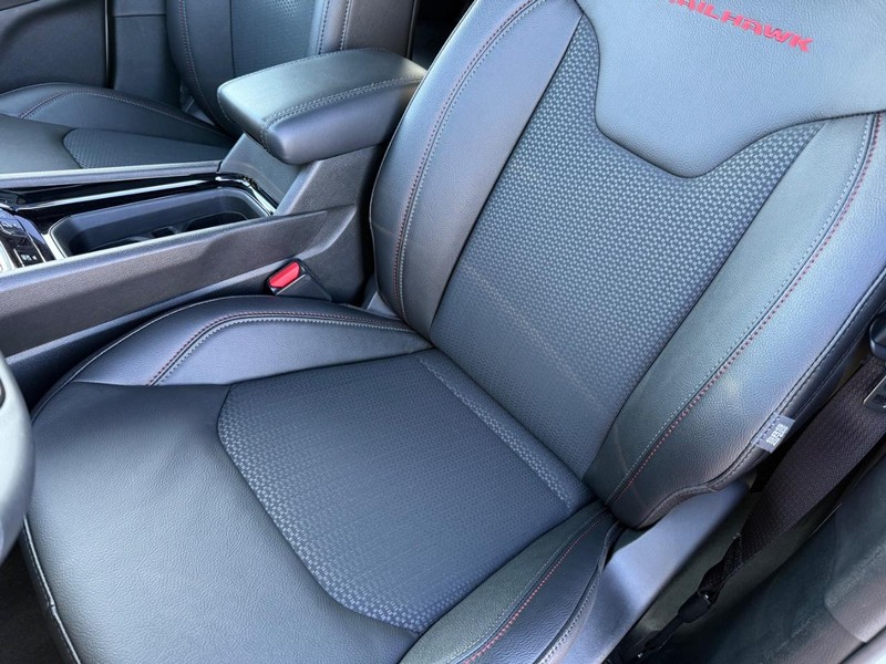 Jeep Compass Vehicle Full-screen Gallery Image 30