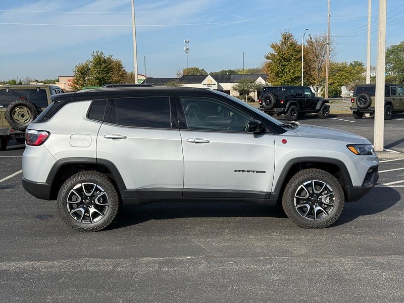 Jeep Compass Vehicle Full-screen Gallery Image 2
