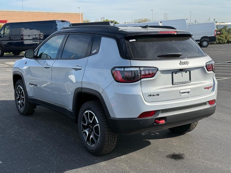 Jeep Compass Vehicle Full-screen Gallery Image 5