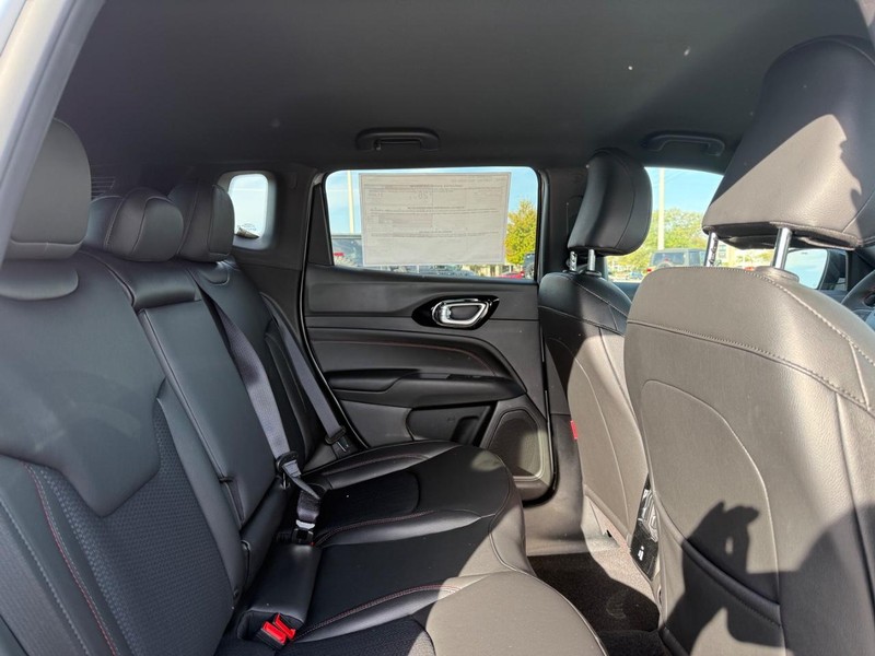 Jeep Compass Vehicle Full-screen Gallery Image 11