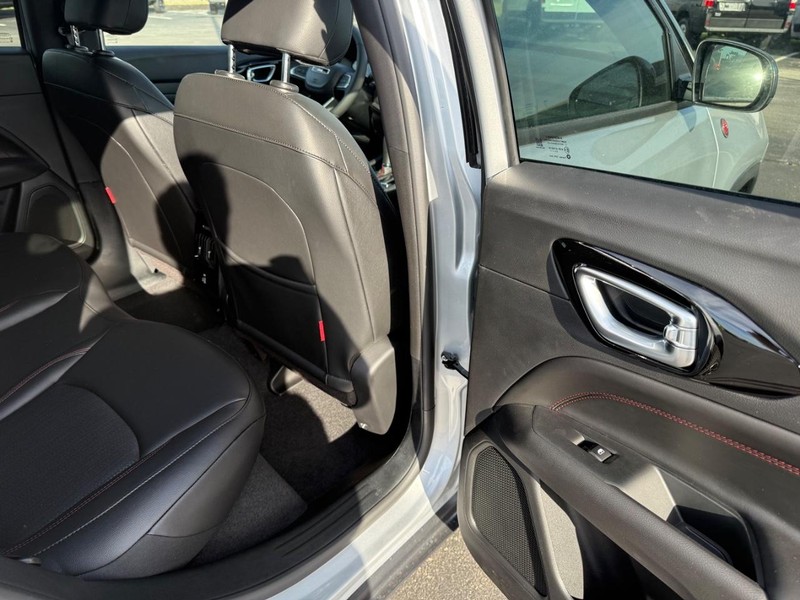 Jeep Compass Vehicle Full-screen Gallery Image 12