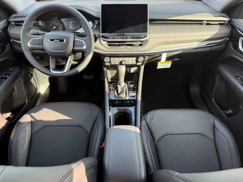 Jeep Compass Vehicle Full-screen Gallery Image 13