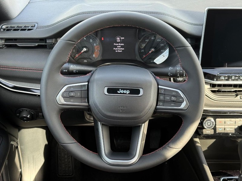 Jeep Compass Vehicle Full-screen Gallery Image 14