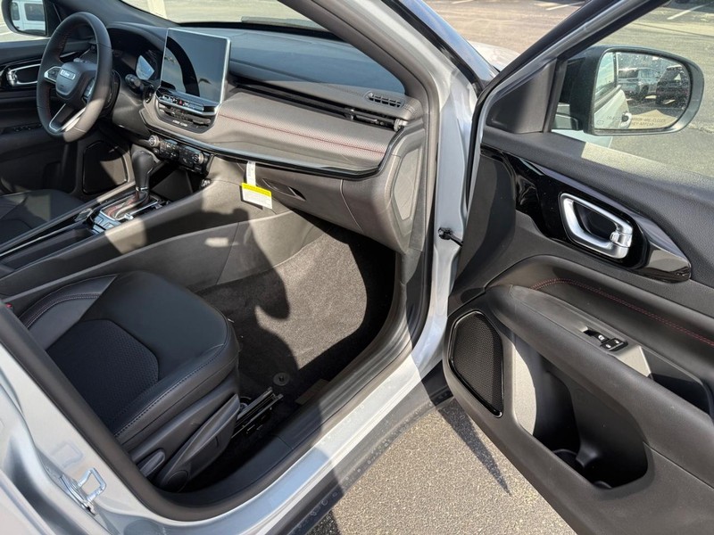 Jeep Compass Vehicle Full-screen Gallery Image 15