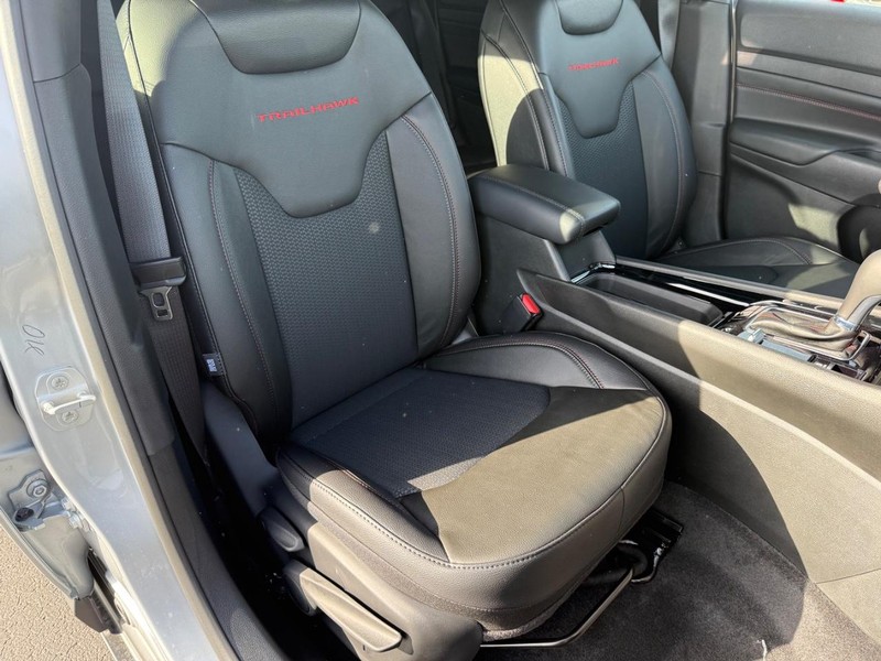 Jeep Compass Vehicle Full-screen Gallery Image 16