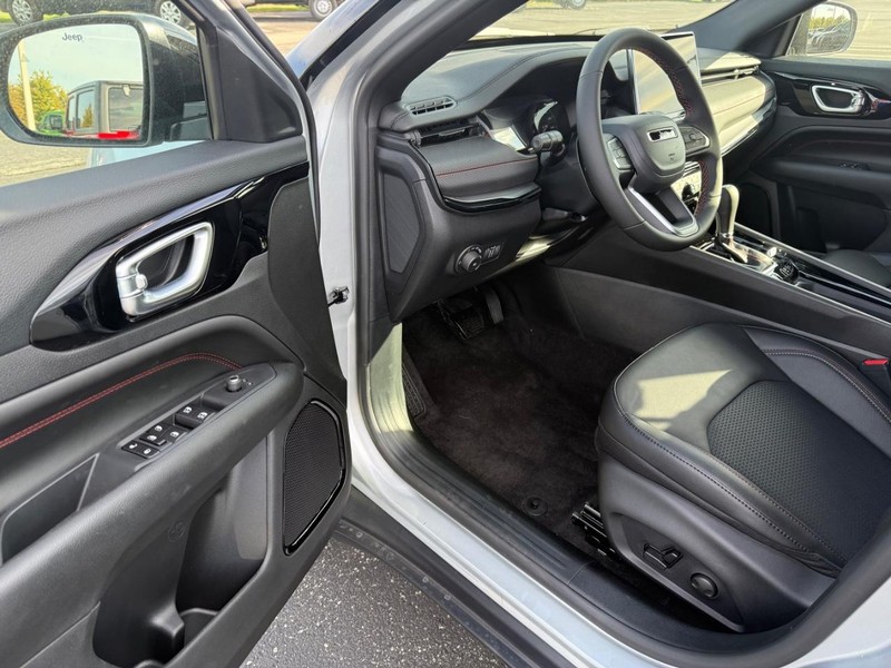 Jeep Compass Vehicle Full-screen Gallery Image 17