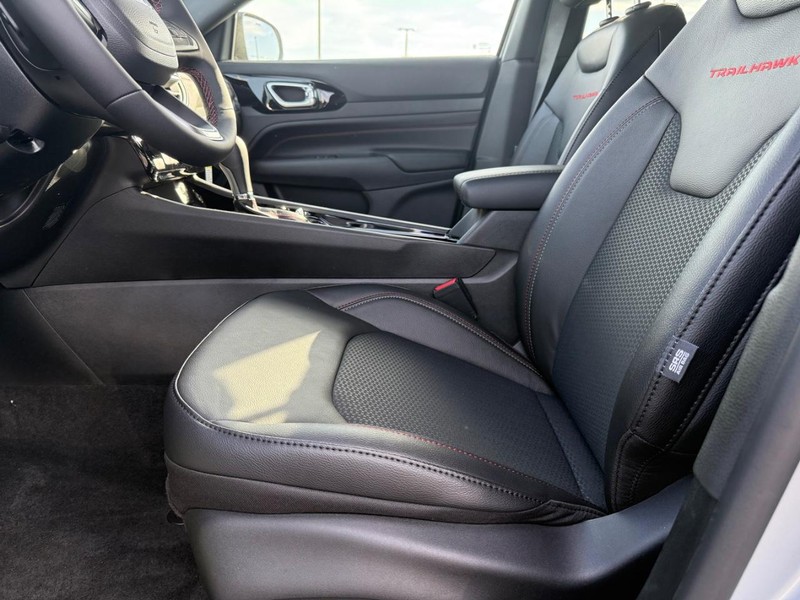 Jeep Compass Vehicle Full-screen Gallery Image 18