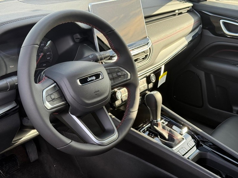 Jeep Compass Vehicle Full-screen Gallery Image 19