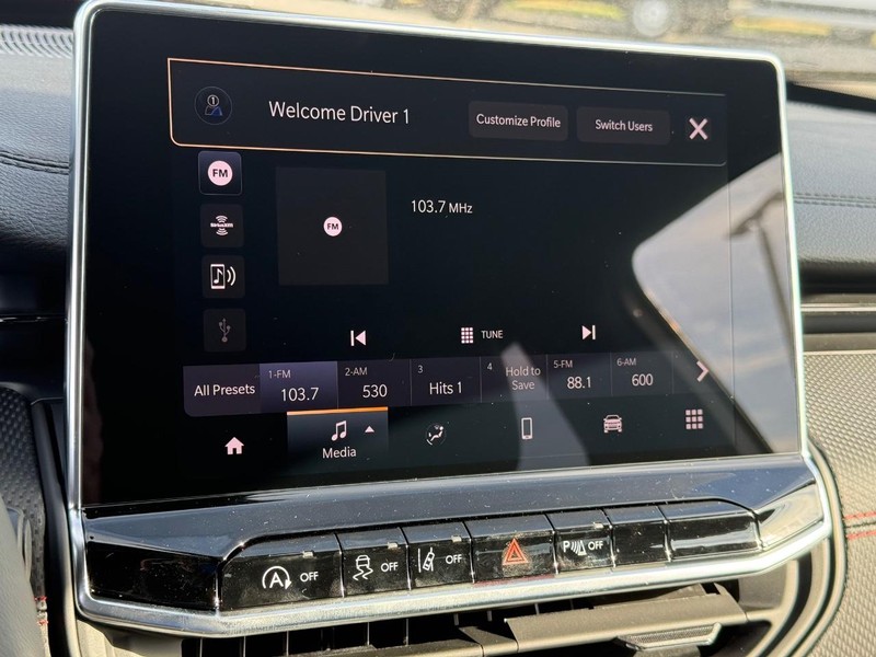 Jeep Compass Vehicle Full-screen Gallery Image 23