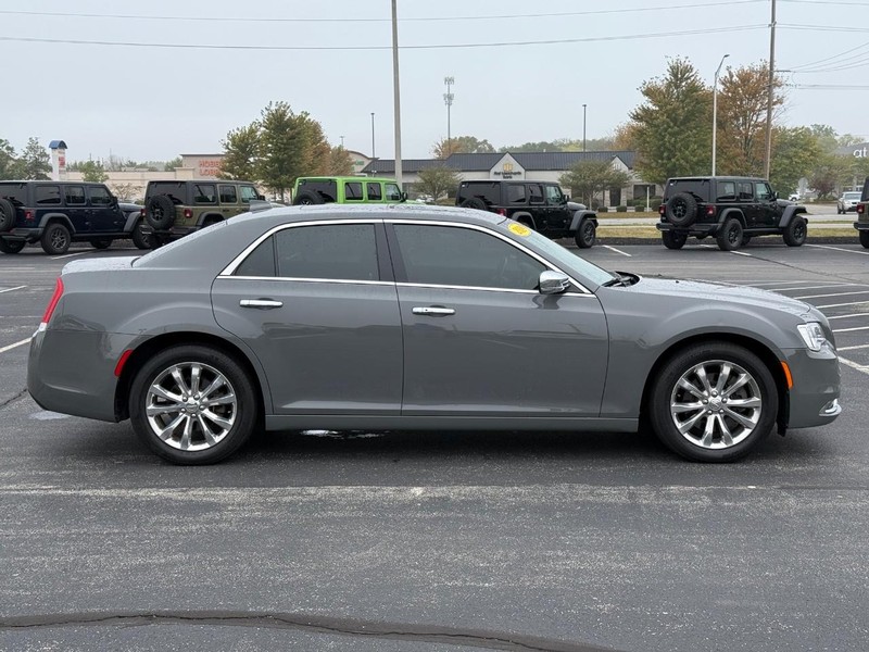 Chrysler 300 Vehicle Full-screen Gallery Image 2