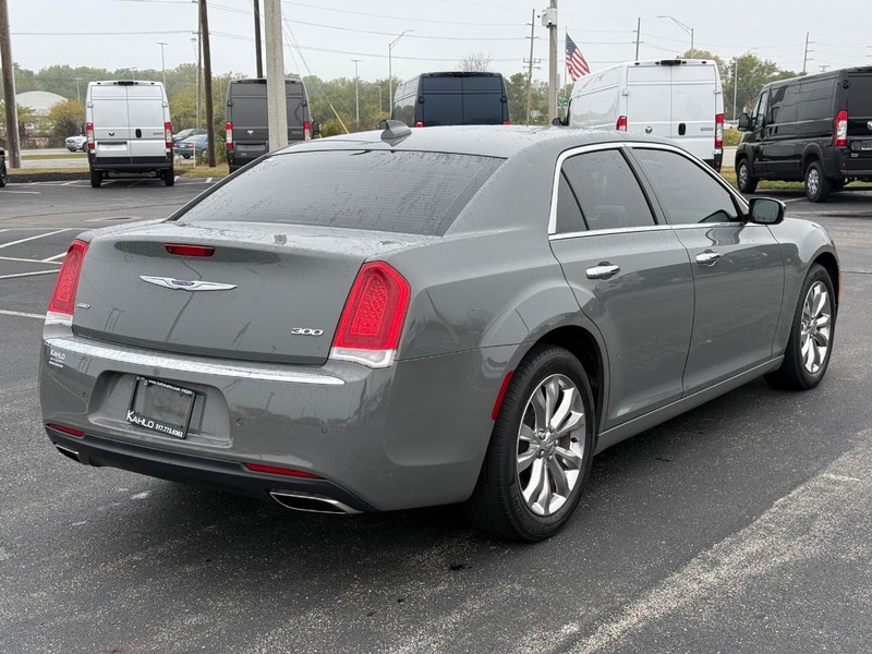 Chrysler 300 Vehicle Full-screen Gallery Image 3