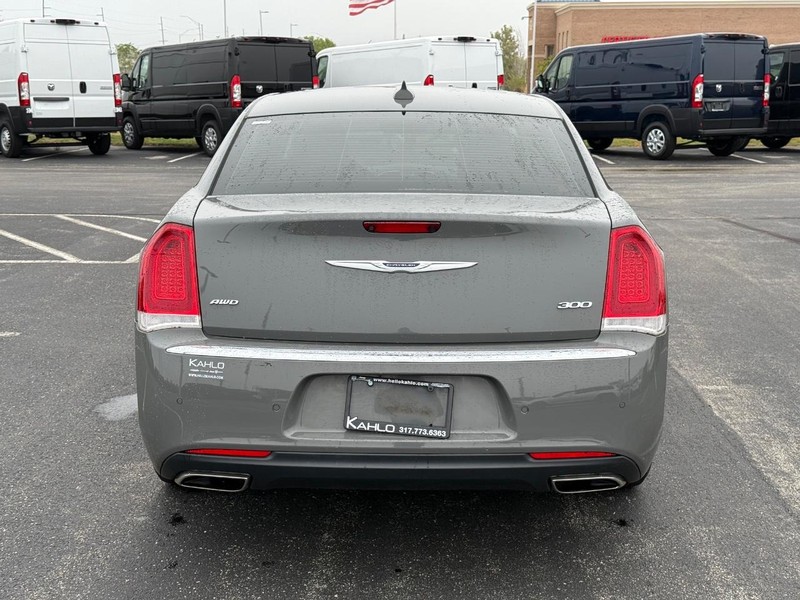 Chrysler 300 Vehicle Full-screen Gallery Image 4