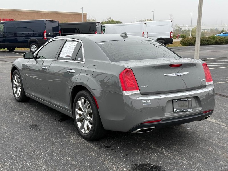 Chrysler 300 Vehicle Full-screen Gallery Image 5