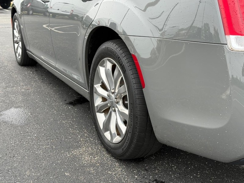 Chrysler 300 Vehicle Full-screen Gallery Image 6