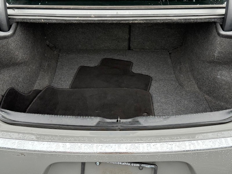 Chrysler 300 Vehicle Full-screen Gallery Image 7