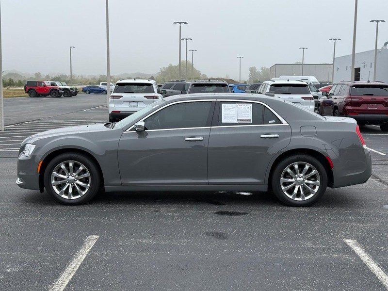 Chrysler 300 Vehicle Full-screen Gallery Image 8