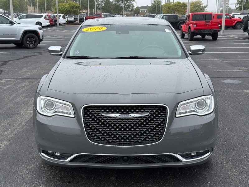 Chrysler 300 Vehicle Full-screen Gallery Image 10